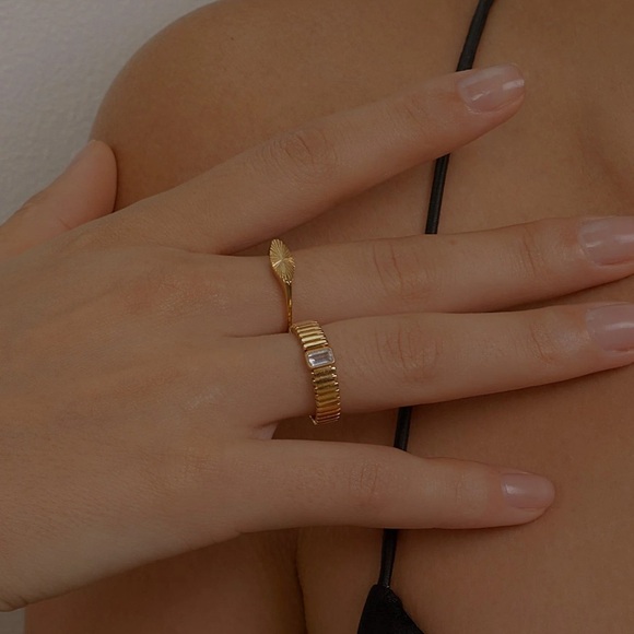 Solid gold ribbed ring ✨. - Picture 4 of 5